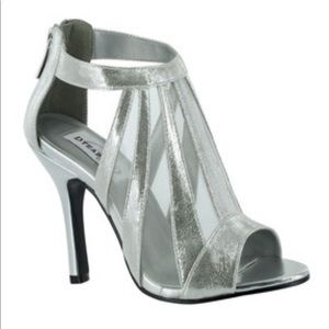Dyeables metallic silver shoe
